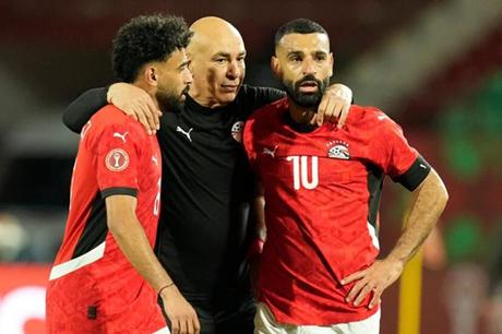 صلاح يسخر من تصريح حسام حسن 