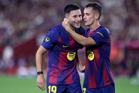 قرار نهائي من هانز فليك يحسم مستقبل جناح برشلونة 