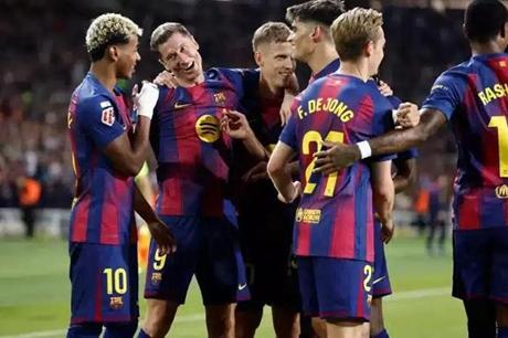 بينهم ماكينة الأهداف.. ثلاثة نجوم في برشلونة يواجهون المجهول 