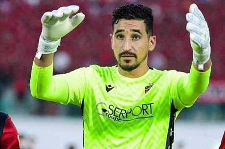 حارس مرمى الجزائر يعلن اعتزاله دولياً بعد وداع أمم إفريقيا 