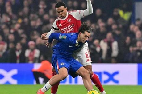 آرسنال يهزم تشيلسي في عقر داره ويقترب من نهائي الرابطة 