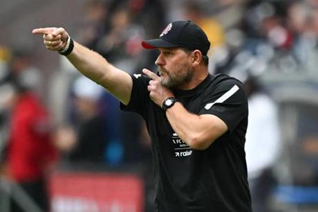 يونيون برلين يجدد الثقة في مدربه باومغارت 