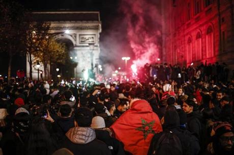 فرنسا تحظر احتفال جماهير المغرب والسنغال في الشانزليزيه 