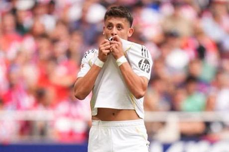 أردا جولر يرفض العروض الأوروبية ويتمسك بريال مدريد 