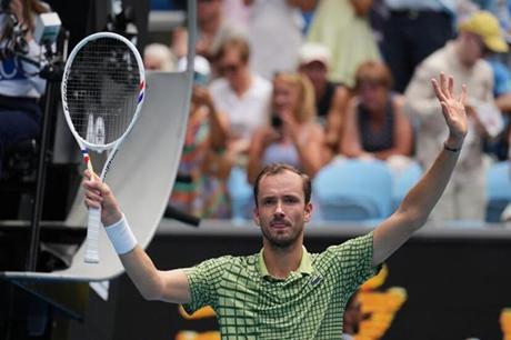 مدفيديف يتقدم بثبات في بطولة أستراليا المفتوحة 