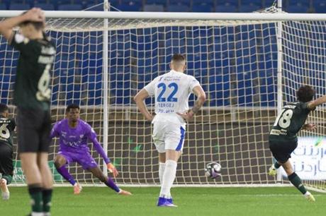 الهلال يضيق الخناق على النصر بثلاثية في شباك الخلود 