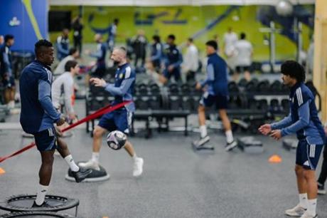 نيجيريان على رادار النصر 