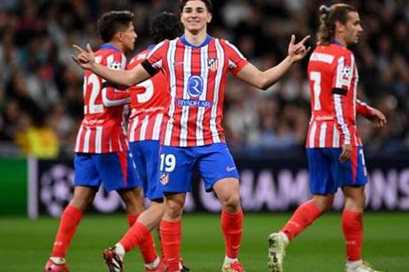 برشلونة يفتح باب المفاوضات مع جوليان ألفاريز 