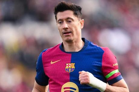 ليفاندوفسكي أمام خيارين.. التضحية بنصف راتبه أو الرحيل 