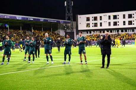 لاعبو مانشستر سيتي يتكفلون بتعويض المشجعين ماديا بعد خسارة الفريق في النرويج 