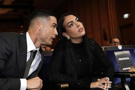 مبلغ مالي كبير.. خطيبة رونالدو تكسب قضية "تشهير" بها 