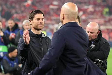 سلوت: ألونسو أبلغني بموعد توليه قيادة ليفربول 