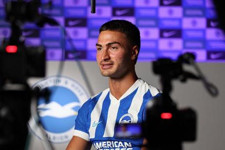 ميلان يتحرك لضم مدافع برايتون 