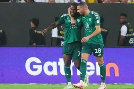 الأهلي يفقد صخرة الدفاع أمام 4 خصوم من العيار الثقيل 