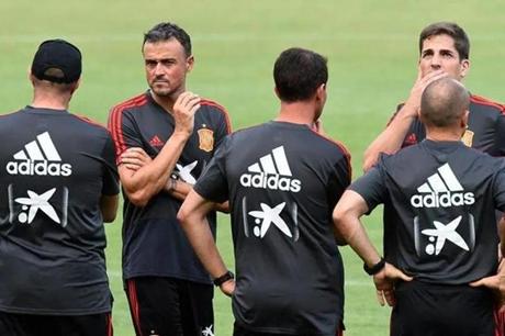 أُقيل بسبب استخدام شات جي بي تي.. اتهامات تطال مدرب إسبانيا والأخير يرد 