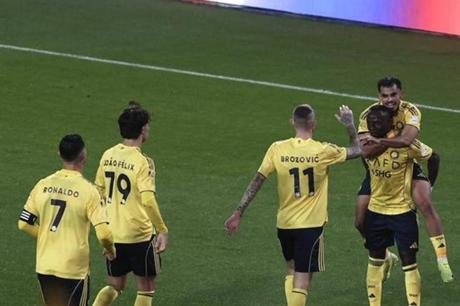 النصر يلاحق الهلال على صدارة الدوري بانتصار ثمين أمام التعاون 