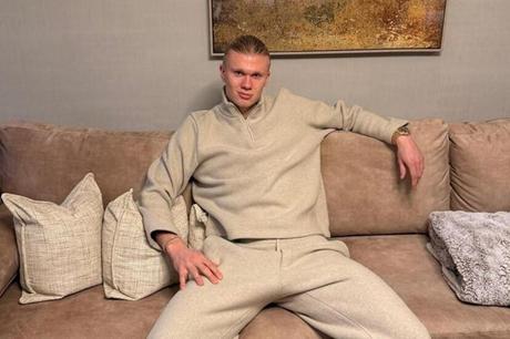 هالاند يحدث ضجة بعد زيارته مقهى عائليا صغيرا (صورة) 