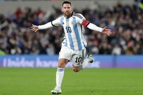 أديداس تعيد إحياء حذاء ميسي التاريخي بعد 20 عامًا 