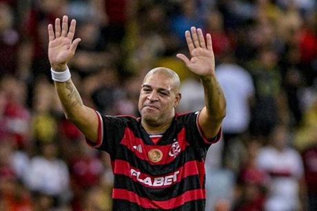 أيها الوغد.. "الإمبراطور" أدريانو يحذر محتالا سرق أموال والدته 