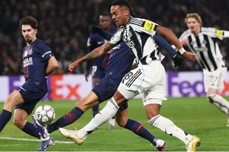 نيوكاسل يفرض التعادل على سان جيرمان والفريقان يفشلان بالتأهل المباشر 