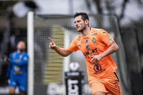 عاجل : الحسين يضم المهاجم الإنجليزي كوفي 