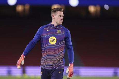 تير شتيغن يغادر معسكر برشلونة في السعودية قبل مواجهة بلباو بساعات 