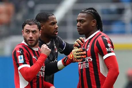 ميلان يواجه جنوى بالدوري الإيطالي 