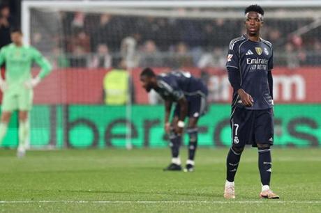 سيميوني يهدد فينيسيوس بالطرد في ديربي مدريد.. ما القصة؟ 