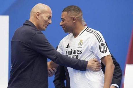 بأمر من بيريز.. زيدان مدرب ريال مدريد الجديد حال إقالة ألونسو 