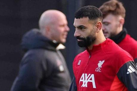 سلوت يتخذ خطوة جديدة تجاه محمد صلاح ويعلن موقفه من رحيله 