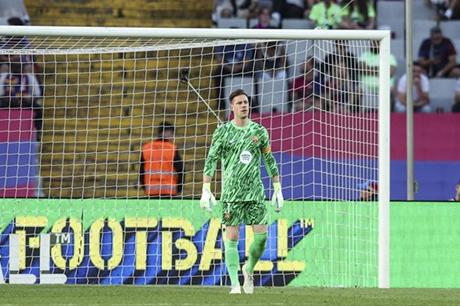 فليك يحبط آمال تير شتيغن في استعادة مكانه في برشلونة 