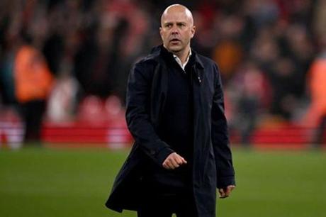 سلوت يُعلن طي صفحة الخلاف مع محمد صلاح 