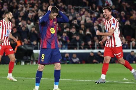 ليفاندوفسكي يغيب عن مران برشلونة وشكوك حول لحاقه بمباراة جوادالاخارا 