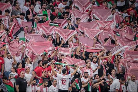 الشماغ الأردني رمزاً لجماهير النشامى في كأس العرب 