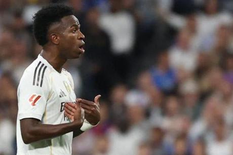بعد رفضه برشلونة.. ريال مدريد يراقب بديل فينيسيوس جونيور 