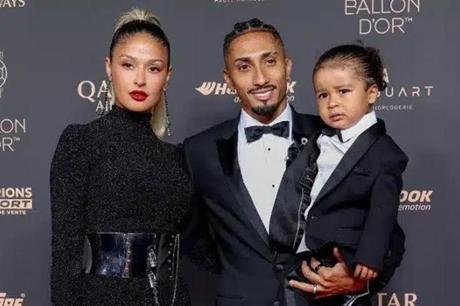 زوجة رافينيا تنتقد اختيارات فيفبرو: هل هو لاعب كرة سلة؟ 