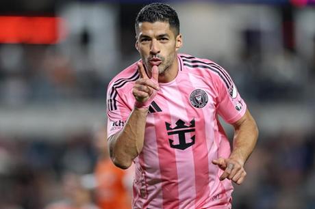 سواريز يقترب من تمديد عقده مع إنتر ميامي 