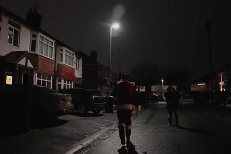 سرا.. نجم يلعب دور "بابا نويل" في شوارع مانشستر 