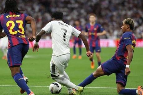 ريال مدريد وبرشلونة يقودان صراع أوروبي محتدم على ضم موهبة ألكمار 