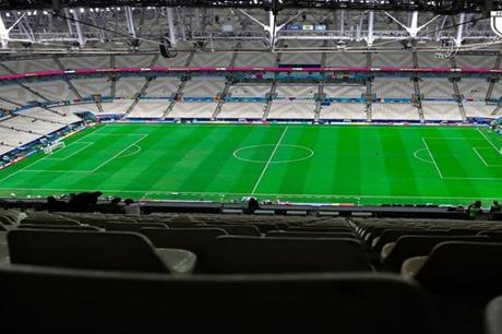 ولي العهد والأميرة رجوة وعدد من الأمراء يساندون "النشامى" في ستاد لوسيل 