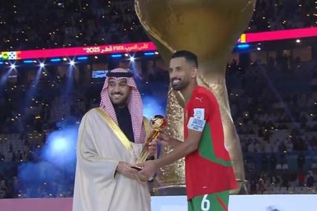 ربيع حريمات يتوج بجائزة أفضل لاعب في كأس العرب 2025 