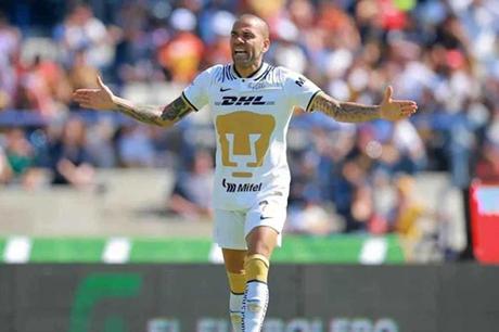 داني ألفيس يقترب من العودة إلى الملاعب 