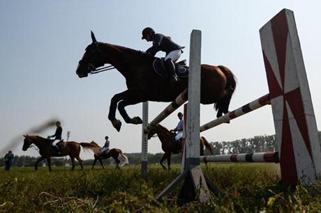 الاتحاد الدولي للفروسية يعيد العلم والنشيد الروسي لمنافسات الناشئين 