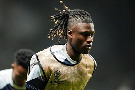 كامافينجا ينفي غضبه من فينيسيوس ويضع حدًا للجدل 