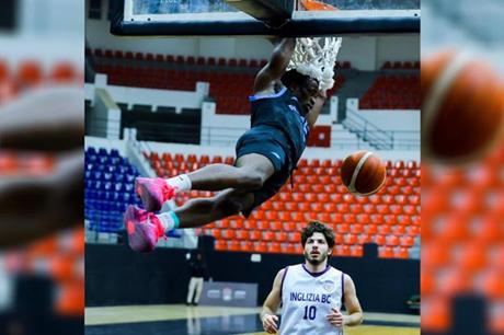 الفيصلي يتجاوز الإنجليزية في دوري السلة 