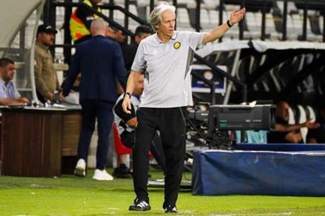 جيسوس يفاجئ النصر بحل غير متوقع لسد غيابات الدفاع 