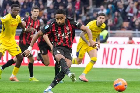 ميلان يهزم فيرونا ويصعد لصدارة الدوري الإيطالي 