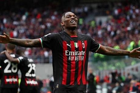 ميلان يفترس فيرونا في الدوري الإيطالي 