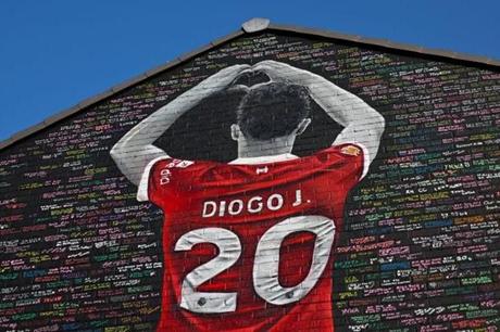 مشروع جماهيري في ليفربول يخلد ذكرى جوتا ويدعم كرة القدم الشعبية 