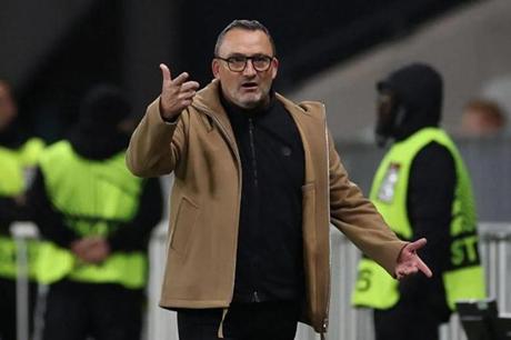 نيس الفرنسي يعلن إقالة مدربه 